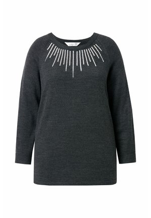 Maglione grigio scuro con maniche lunghe, scollo rotondo e un motivo decorativo di accenti argentati che si irradiano dal colletto.