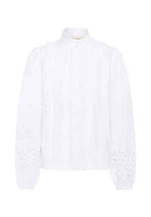 Blouse blanche en tissu texturé, avec un col haut, un devant plissé et des accents en œillets délicats sur les manches.