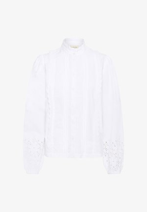 Blouse blanche en tissu texturé, avec un col haut, un devant plissé et des accents en œillets délicats sur les manches.
