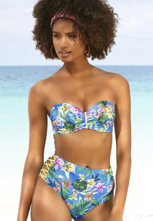 Bloemdruk bikini set met een blauwe achtergrond, strapless top met een midden detail, en hoge taille broek met lattice accenten.