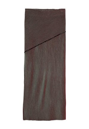 Material dreptunghiular cu două secțiuni de dungi negre și albe, înguste și strâns spațiate, dispuse diagonal și vertical, separate de o linie neagră înclinită.