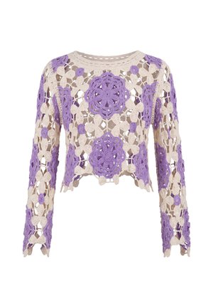 Beiger langärmeliger Häkel-Top mit lila Blumenmustern und offenen Details, mit rundem Ausschnitt und gezacktem Saum.