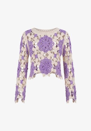Haut beige en crochet à manches longues avec motifs floraux violets et détails ajourés, avec un col rond et un ourlet festonné.