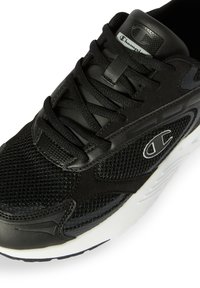 Czarne sneakersy Champion z siateczkowym i skórzanym wierzchem, czarnymi sznurówkami, białą podeszwą oraz logo Champion z boku i na języku.