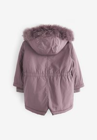 Veste doudoune violette avec une capuche à fourrure, taille élastique et poignets rayés. Texture lisse et matelassée avec une fermeture éclair.