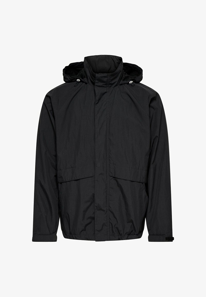 Veste noire imperméable à capuche avec fermeture éclair à l’avant, cordons ajustables sur la capuche et bandes velcro aux poignets.