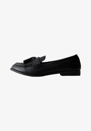Chaussure plate en cuir noir avec un bout pointu, ornée d'un détail à pampilles décoratives et d'un talon minimaliste pour le confort et la facilité de port.