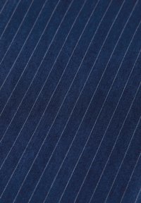 Marine stof met fijne verticale witte streepjes. De textuur is glad met een lichte glans en beschikt over een geweven, duurzame afwerking.