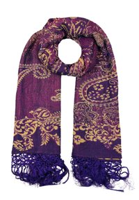 Écharpe violette avec un motif paisley doré, ornée de bords frangés. Fabriquée en tissu doux et texturé, elle a une forme longue et rectangulaire.