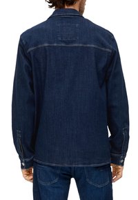 Donkerblauwe denim jas met een knoopmanchet, twee borstzakken en een achterkant met een contrasterende stofnaad. Casual ontwerp en standaard pasvorm.
