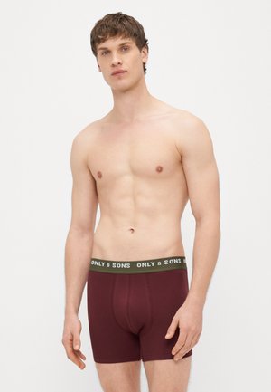 Boxer briefs couleur bordeaux avec une ceinture élastique verte ornée du logo "ONLY & SONS". Le tissu semble doux avec une coupe ajustée.