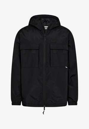 Sort hættejakke lavet af tekstureret stof, med en frontlynlås, to brystlommer og elastiske manchetter for en sikker pasform.