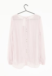 Blusa rosa chiaro a maniche lunghe realizzata in tessuto trasparente, con scollatura rotonda, chiusura frontale con bottoni metallici e polsini elasticizzati.