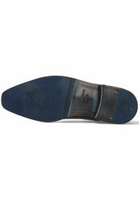 Semelle de chaussure en cuir brun avec un embout pointu, une finition texturée, un logo embossé et une couche en caoutchouc bleu contrastant au fond.