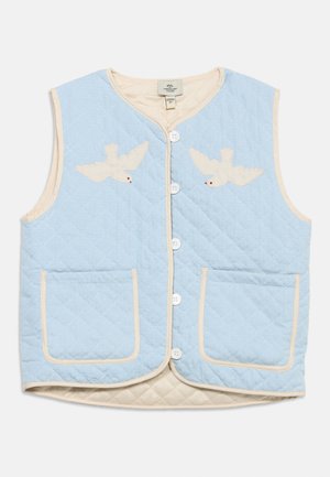 Lichtblauw gewatteerd mouwloos vest met beige biezen, voorkantzakken, witte knopen en vogelapplicaties op de borst.