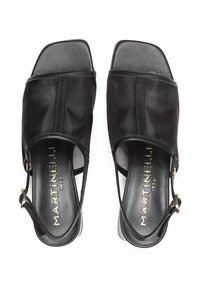 Sandalias negras de punta abierta con material de cuero y malla, forma cuadrada, correa ajustable en el tobillo y detalles de hardware en tono dorado.