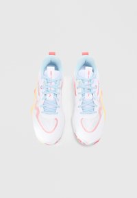 Weiße Sportchuhe mit Netzdetails, hellblauen Akzenten, rosa Schnürsenkeln und einer gelben Sohle. Sie verfügen über ein sportliches Design und einen gepolsterten Kragen.