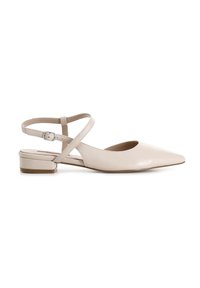 Ballerine in pelle beige con punta affusolata e cinturino alla caviglia con fibbia. Il tacco è basso e a forma di blocco. Design minimalista.
