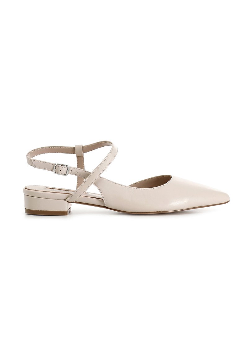 Ballerine in pelle beige con punta affusolata e cinturino alla caviglia con fibbia. Il tacco è basso e a forma di blocco. Design minimalista.