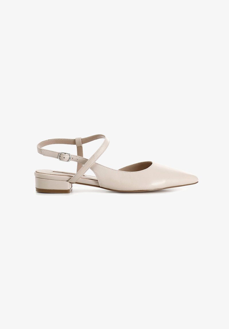 Ballerine in pelle beige con punta affusolata e cinturino alla caviglia con fibbia. Il tacco è basso e a forma di blocco. Design minimalista.