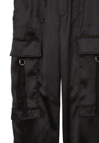 Schwarze Cargo-Hosen mit mehreren Taschen, die eine glatte, glänzende Textur, strapazierfähigen Stoff und schwarze Gurtbandakzente mit Metallbeschlägen aufweisen.