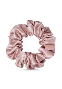 Satin scrunchie in een lichtroze tint, met een gestructureerd, verzameld ontwerp en een klein merkembleem met een gouden accent.