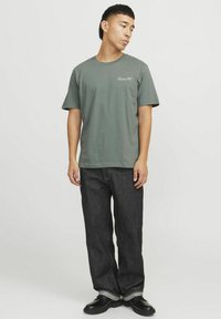 Jack & Jones PREMIUM RUNDHALS - Marškinėliai su spaudiniu - agave green