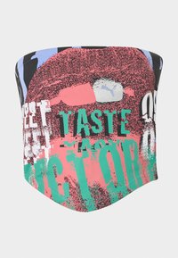 Masque facial tubulaire en tissu coloré avec un design graphique abstrait, des lèvres rouges et des éléments de texte mélangés en vert, blanc et noir.