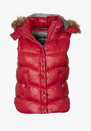 Doudoune sans manches rouge avec grand col, bordure en fourrure sur la capuche, boutons-pression et poches latérales, rembourrée pour la chaleur.