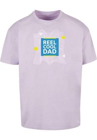 Camiseta de algodón de color púrpura claro con un escote redondeado, que presenta un gráfico azul con la frase "REEL COOL DAD", acentuado con círculos amarillos y líneas onduladas.