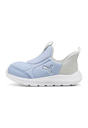 Jasnoniebieskie i szare trampki typu slip-on z białą podeszwą i logo Puma po boku, wyposażone w pętelki na języku i pięcie.