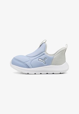Basket slip-on bleu clair et gris avec semelle blanche et logo Puma sur le côté, munie d'onglets sur la languette et le talon.