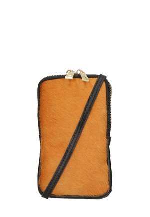 Faux fur schoudertas met een levendige oranje uitstraling, zwarte leren afwerking, gouden dubbele rits en verstelbare schouderriem.