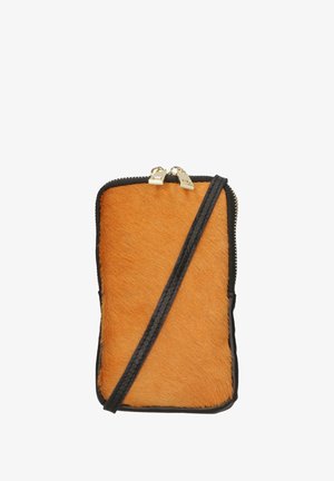 Borsa a tracolla in pelliccia sintetica con una vivace texture arancione, rifiniture in pelle nera, doppia cerniera dorata e tracolla regolabile.