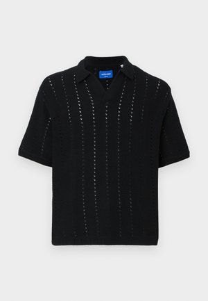 Zwart gebreid polo shirt met korte mouwen, met een V-hals, openwerk patroon en geribbelde boorden. Merklabel zichtbaar aan de binnenkant van de kraag.