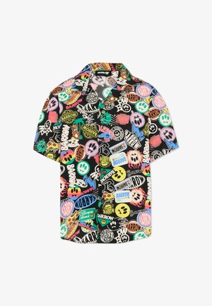 Sort kortærmet skjorte med knapper foran og farverige, legende patches, herunder kranier, pizza, smileyer, bjørne og ordet "Barrow" gentaget.