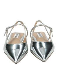Ballerines argentées métalliques à bout pointu avec brides autour de la cheville, présentant un design épuré et une texture lisse. Logo estampé sur les semelles intérieures.