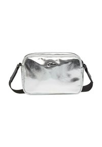Silberne metallic Crossbody-Tasche mit glatter Textur, Reißverschluss und verstellbarem schwarzen Träger. Mit Logodedetail auf der Vorderseite.