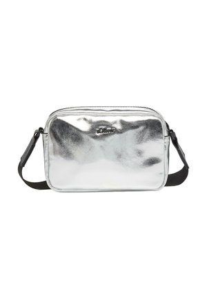 Silberne metallic Crossbody-Tasche mit glatter Textur, Reißverschluss und verstellbarem schwarzen Träger. Mit Logodedetail auf der Vorderseite.
