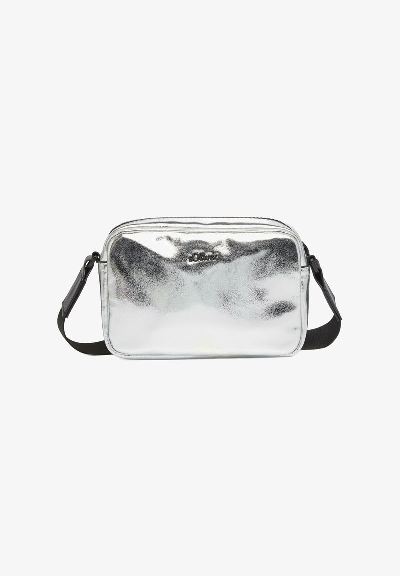 Silberne metallic Crossbody-Tasche mit glatter Textur, Reißverschluss und verstellbarem schwarzen Träger. Mit Logodedetail auf der Vorderseite.