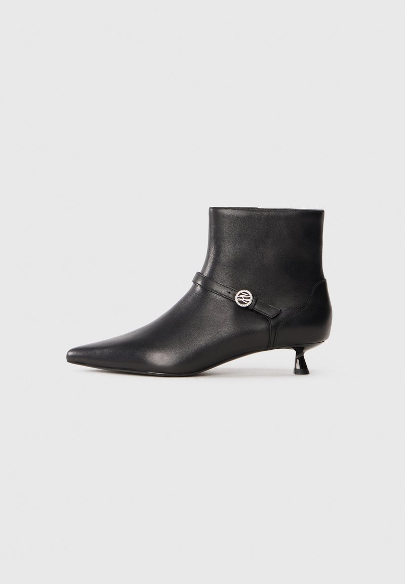 Stivale in pelle nera alla caviglia con punta affusolata, asta aderente, tacco kitten di piccole dimensioni e dettaglio decorativo fidato vicino alla caviglia. Texture liscia.