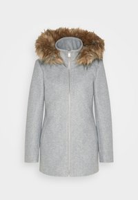 Abrigo gris claro con cremallera frontal, con capucha de piel sintética marrón. El diseño incluye mangas largas y una silueta estructurada.