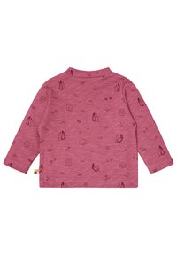 Camicia a maniche lunghe in tessuto rosa testurizzato con motivi di animali e piante della foresta in rosa scuro. Include un collo rotondo e maniche con orlo.
