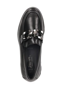 Zwarte leren instapper met een zilveren metalen kettingdetail over de bovenkant en een ronde neus, gezien van bovenaf.