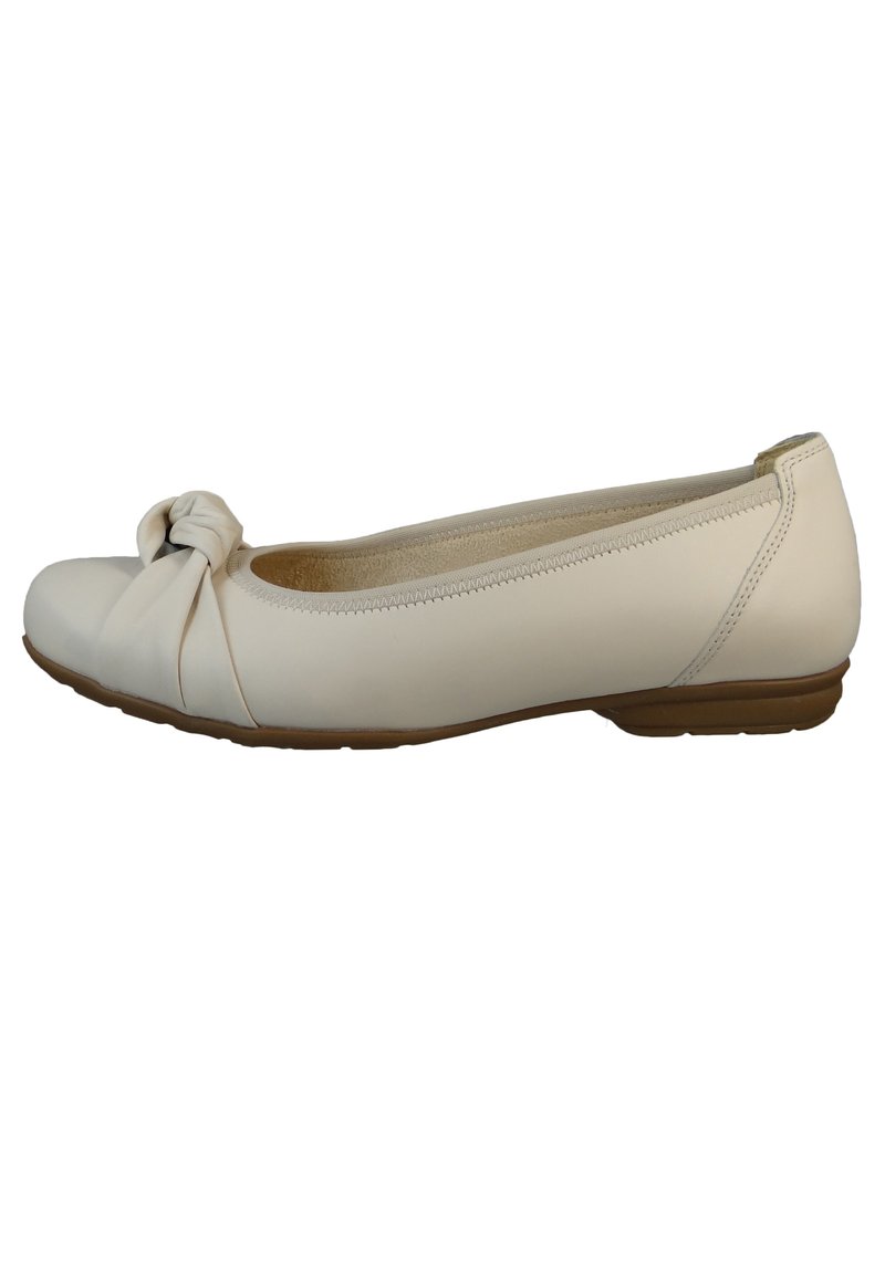 Ballet flats beige chiaro realizzati in pelle liscia. Presentano un accento annodato sulla punta e una suola in gomma flessibile per il massimo comfort.