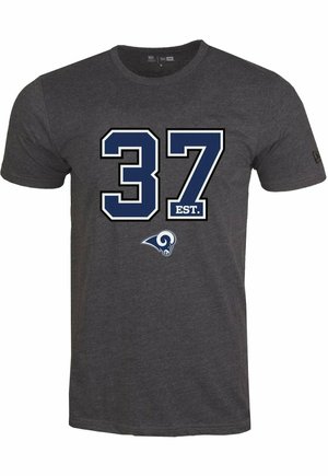 Dunkelgraues T-Shirt mit kurzen Ärmeln, großer dunkelblauer Nummer 37, darunter der Schriftzug "EST." unter der 7 und darunter ein dunkelblaues Widderkopf-Logo.