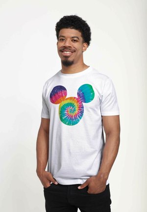 Hvid T-shirt med korte ærmer, der har et farverigt tie-dye Mickey Mouse design foran, som viser livlige pink, blå og grønne nuancer.