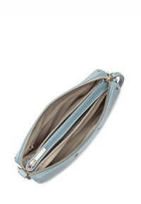 Blauwe leren schoudertas met goudkleurige hardware, twee ritscompartimenten en een gladde textuur; de binnenkant heeft een beige voering en zakken.