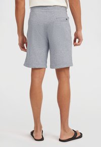 Grå bomuldsshorts med elastisk talje, der når midt på låret, med en baglomme. Designet til komfort med en blød tekstur.