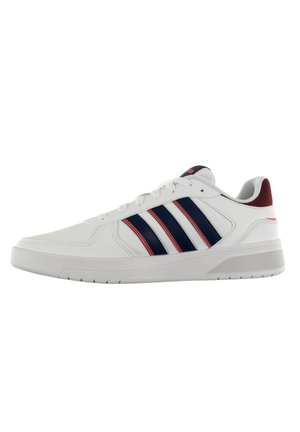 Scarpe da ginnastica bianche con strisce blu e rosse, tomaia in pelle liscia, accento sul tallone texture e suola in gomma per trazione.